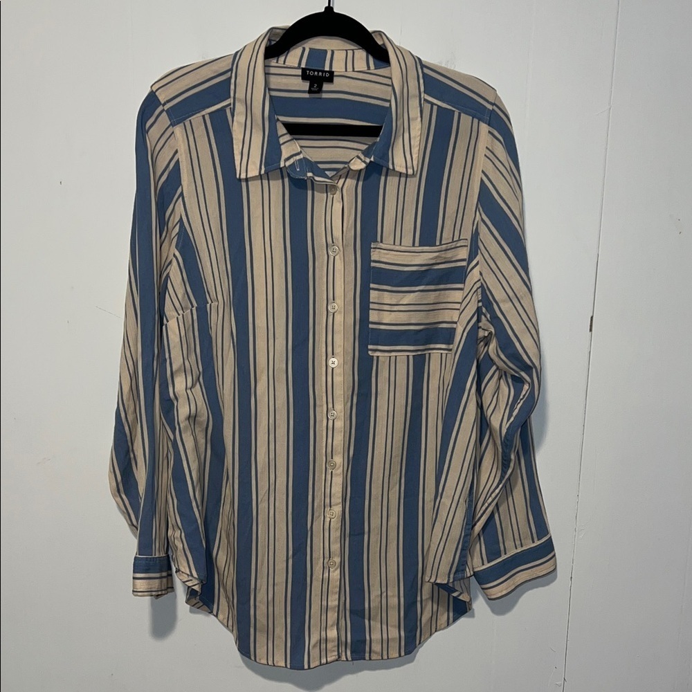 Torrid Lizzie Crinkle Gauge Blue and Beige Striped Button-Down Shirt 1026